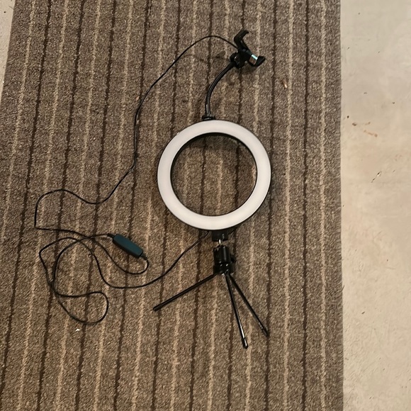 Selfie Light with Phone Stand - Picture 5 of 10